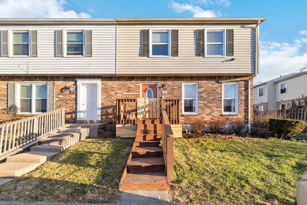 196 Hedgewood  Court, Lexington