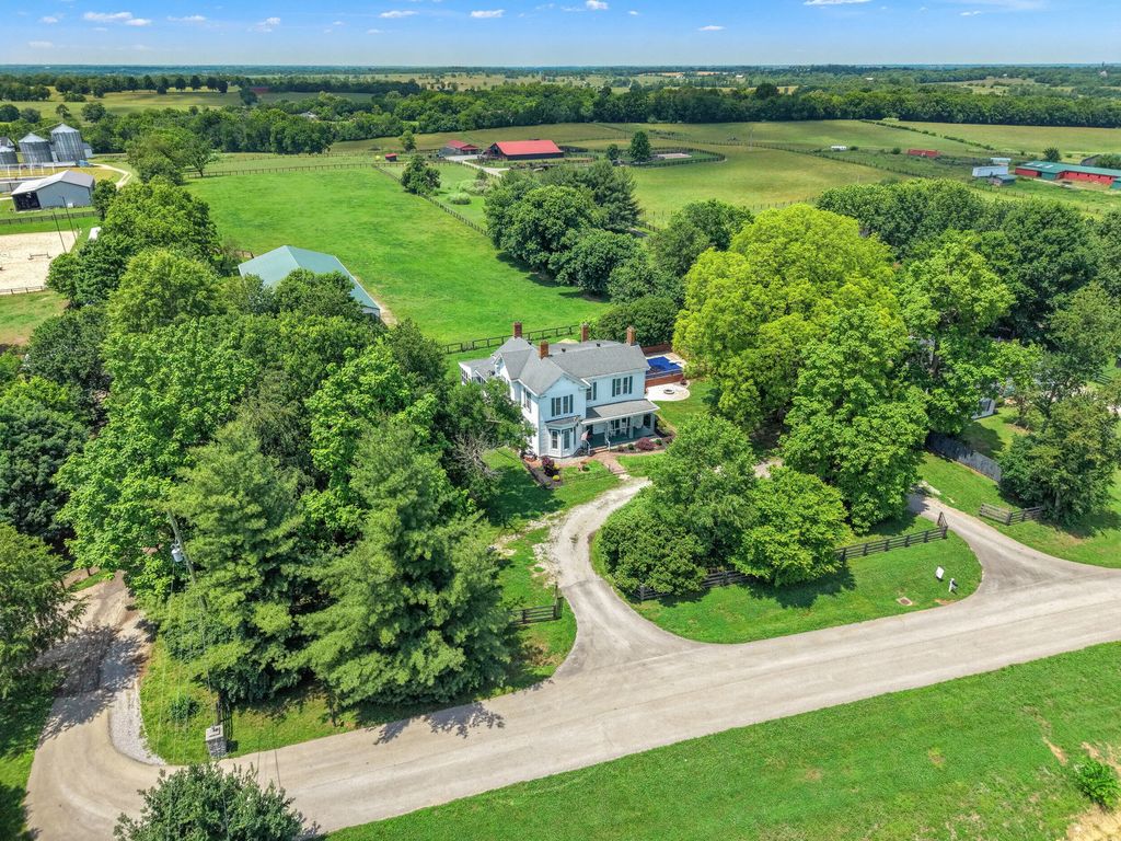 1253 Millersburg Road, Paris