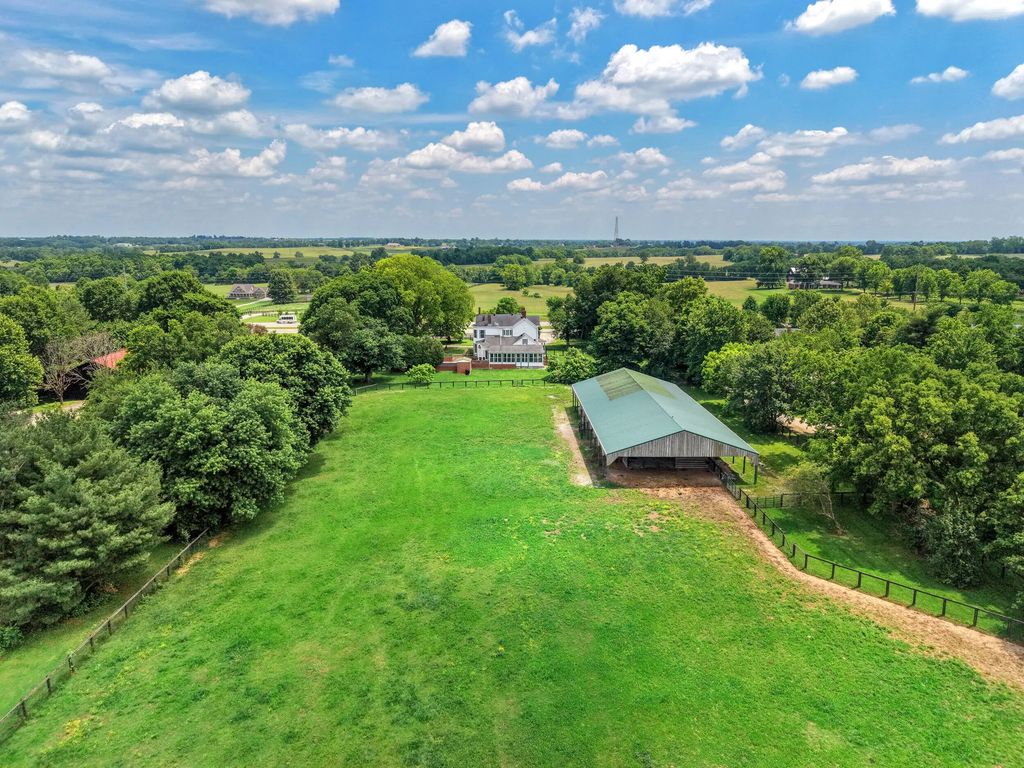 1253 Millersburg Road, Paris