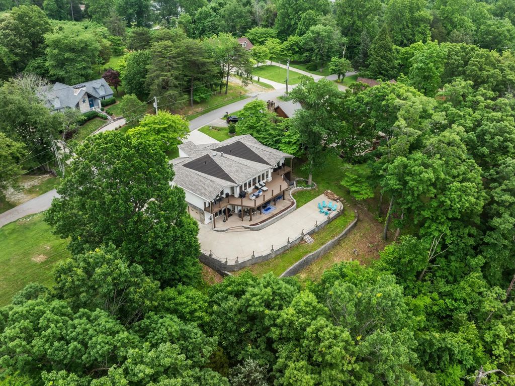 389 Lakeview Drive, Somerset