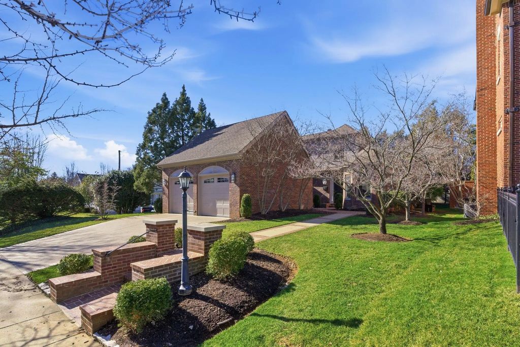 221 Holiday Road, Lexington