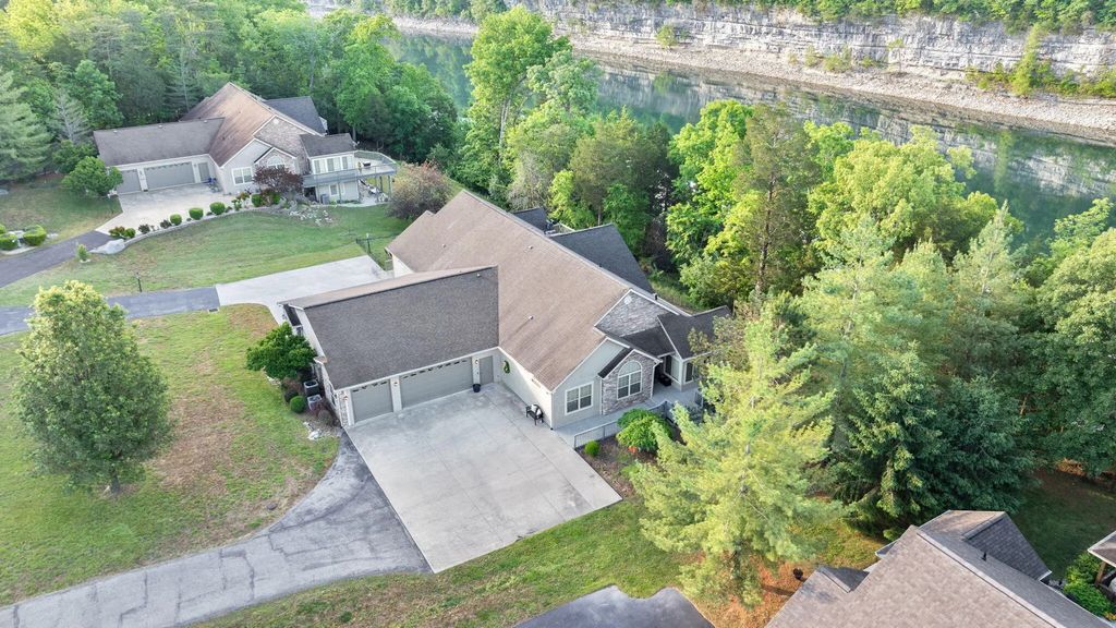 512 W Canterbury Drive, Bronston