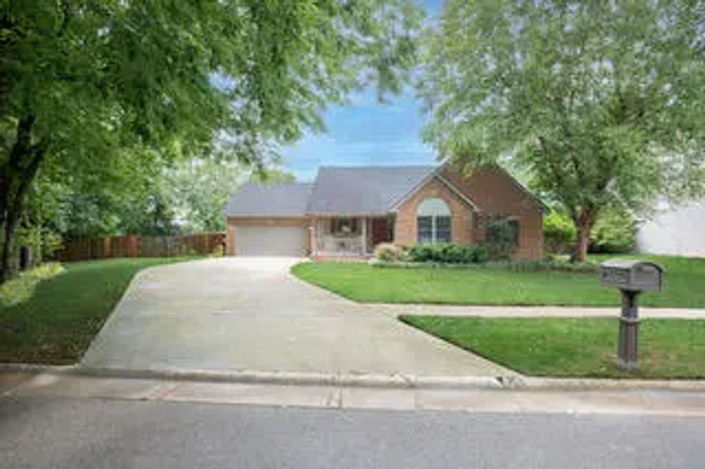 453 Gleneagles Way, Versailles
