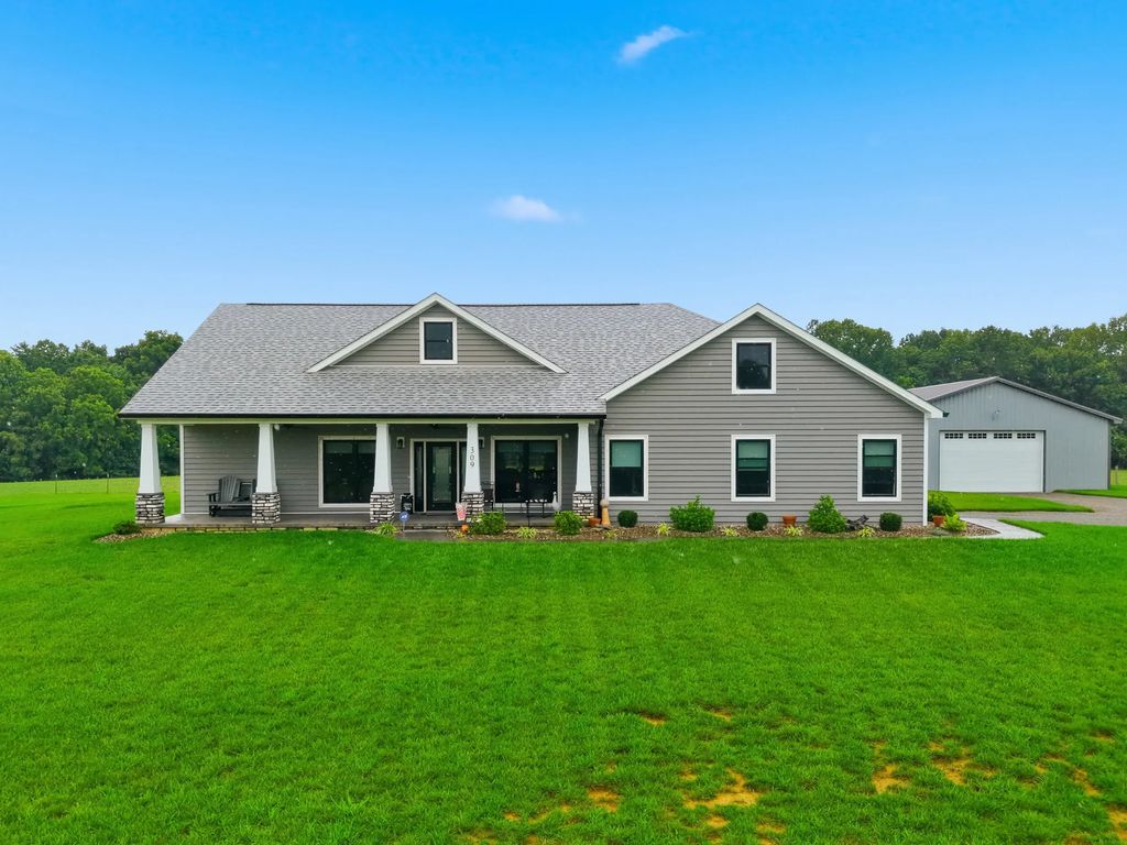 309 Eagles Pass, Columbia