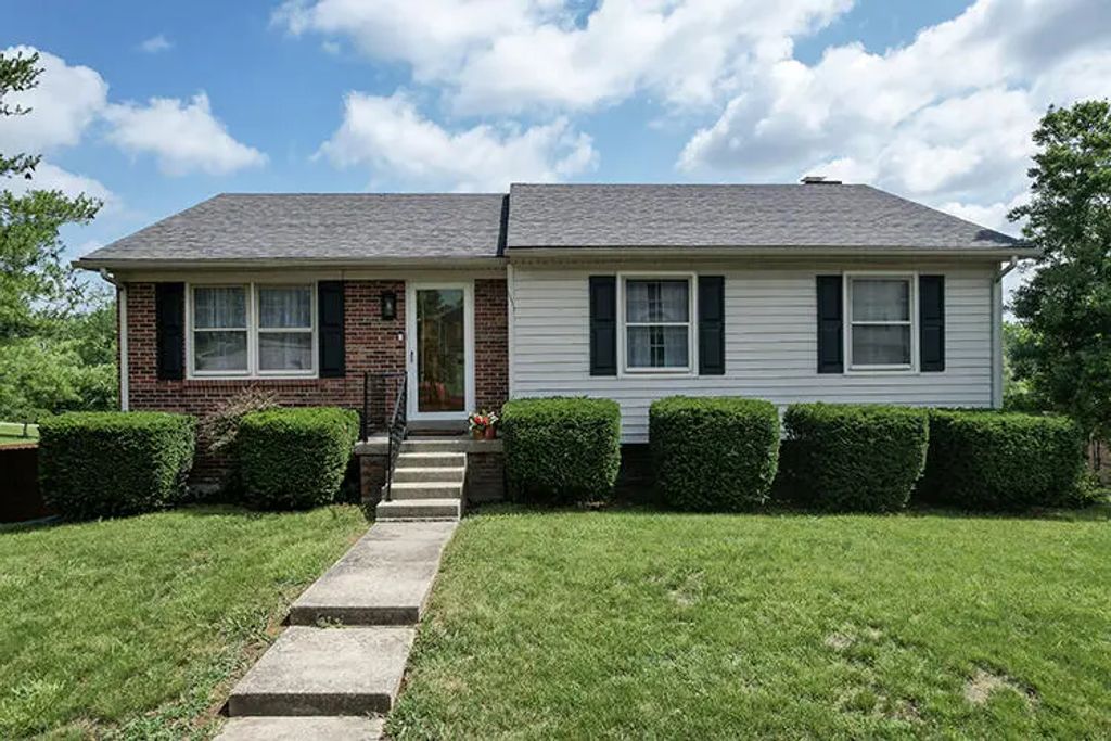 3700 Forest Green Drive, Lexington