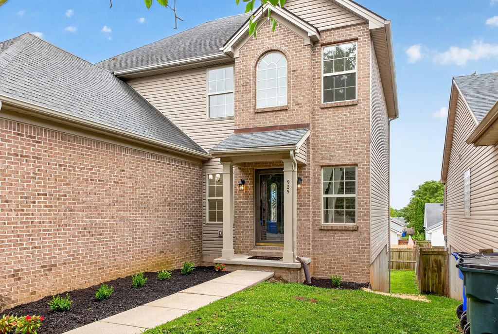 925 Winding Oak Trail, Lexington