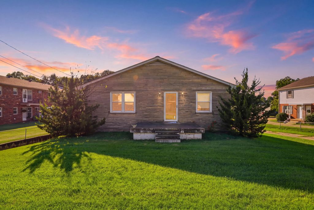 306 Laval Heights, Versailles