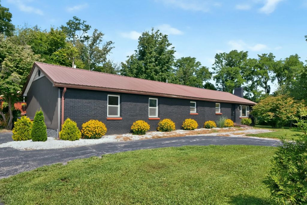 2640 Fords Mill Road, Versailles