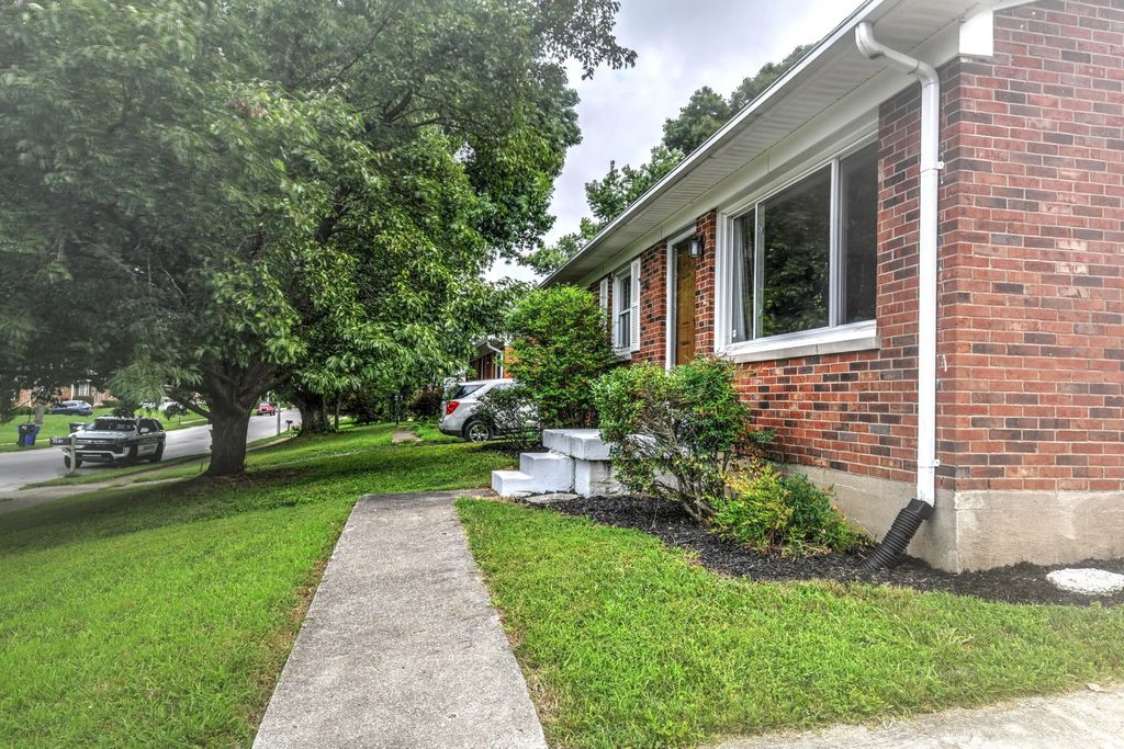 169 Manitoba Lane, Lexington