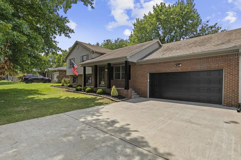 165 Paddock Drive, Versailles