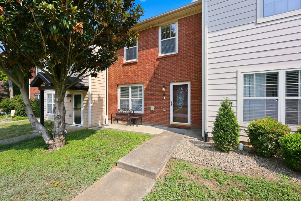 185 Berry Avenue, Versailles