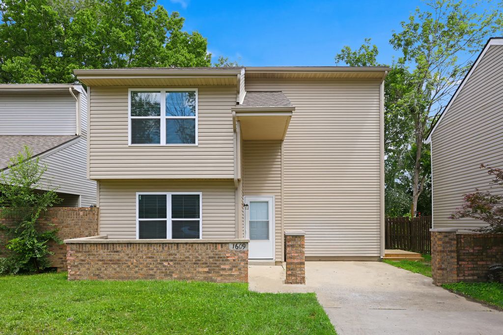 1609 Prairie Circle, Lexington