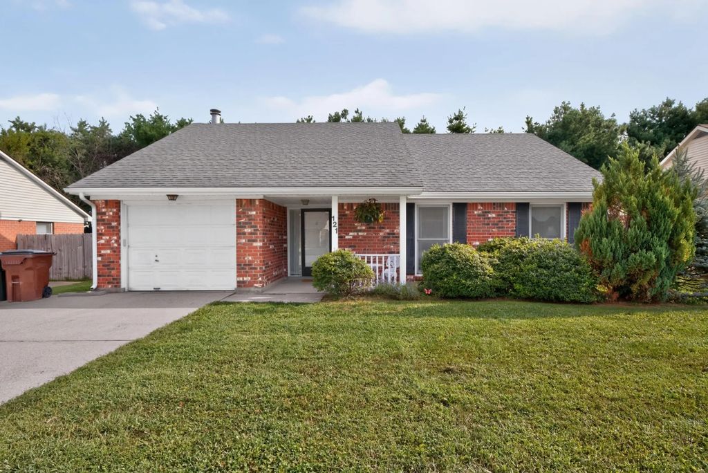 121 Chestnut Lane, Versailles
