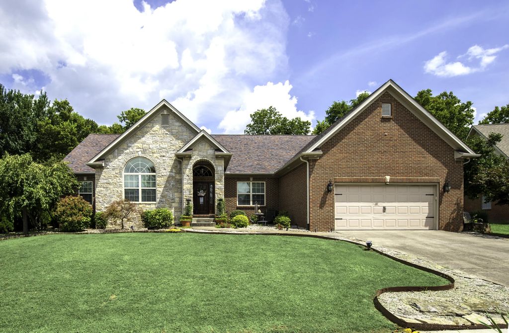 4040 Greentree Road, Versailles