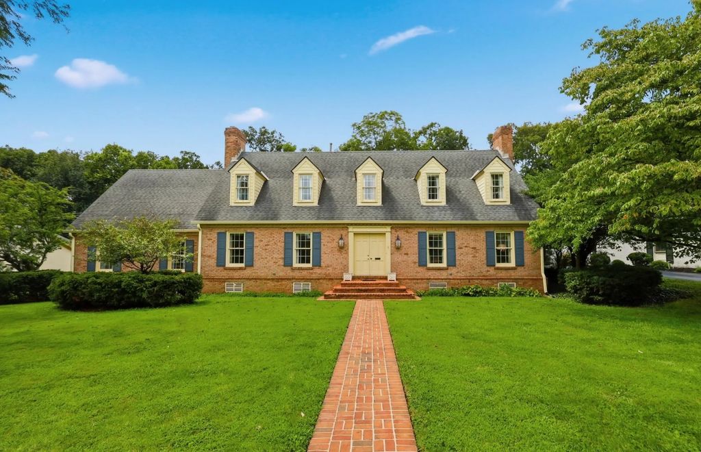 801 Chinoe Road, Lexington