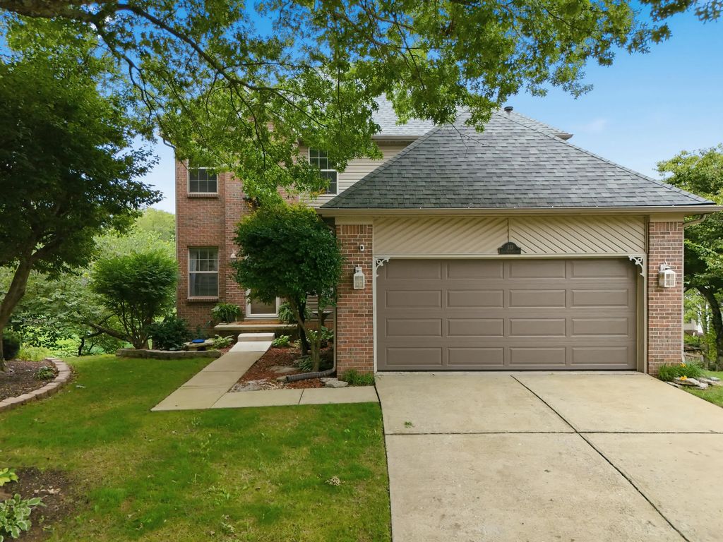 213 Twin Shores Court, Lexington