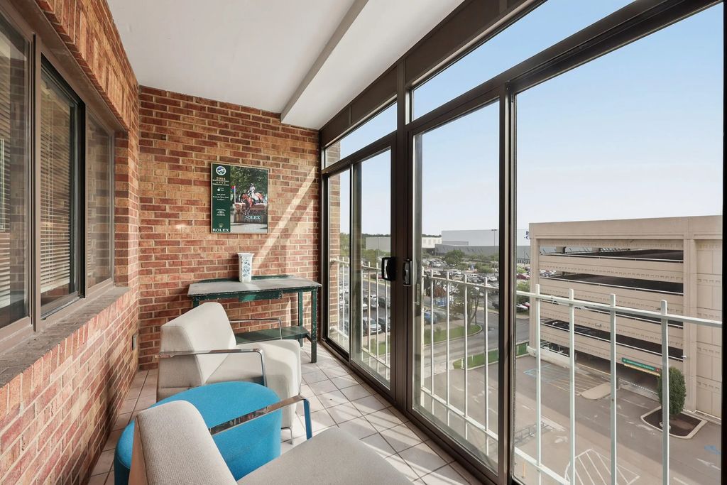 355 S Broadway 303, Lexington