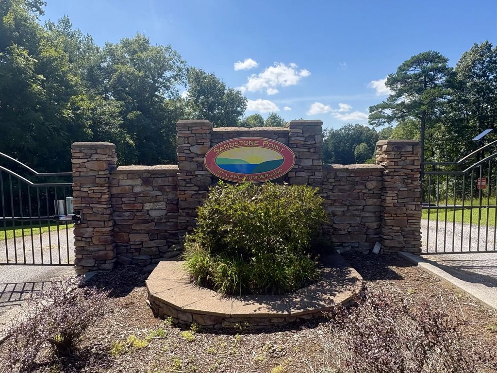 77 Sandstone Point Trail, Monticello