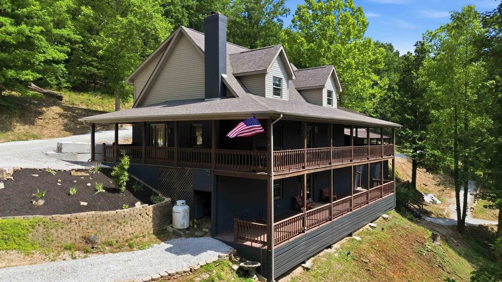 1464 Hawk Ridge Road, London