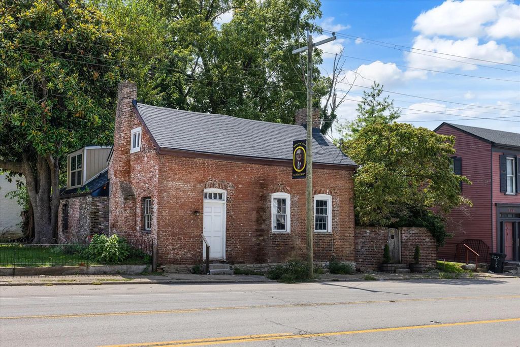 236 Lexington Street, Versailles