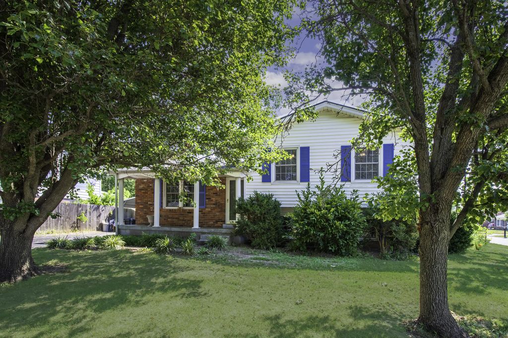 102 Merewood Drive, Versailles