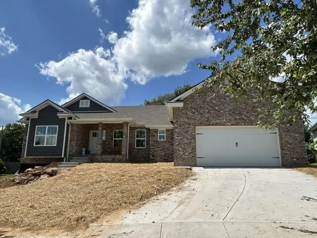 590 Adena Trace, Versailles