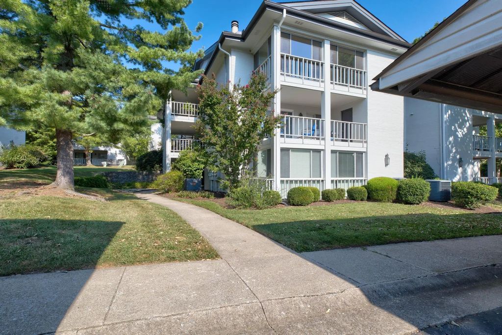 395 Redding Road 242, Lexington