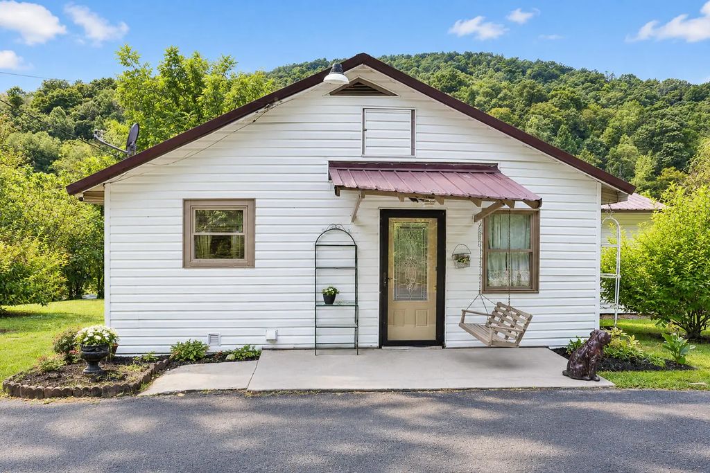 24 Halls Road, Pineville