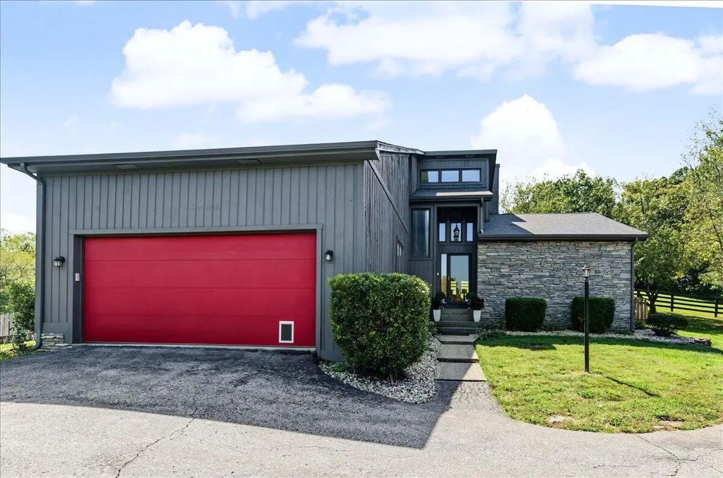 851 Avenstoke Road, Frankfort
