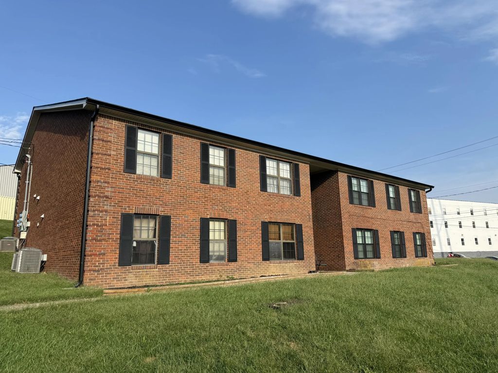 121 N Brand St 14, Midway