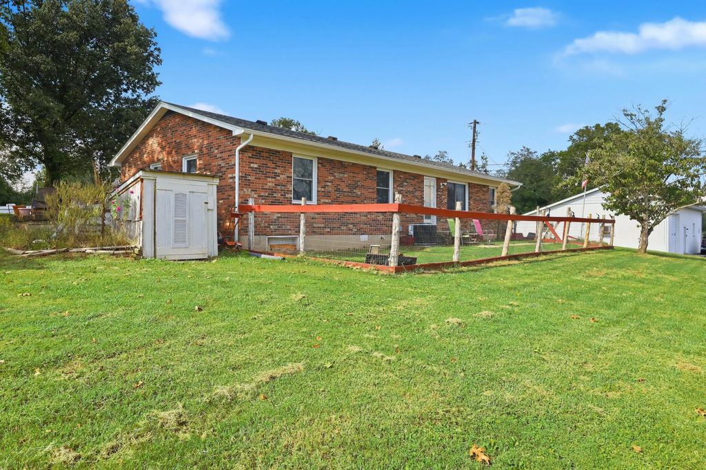 1070 Delaney Ferry Road, Versailles