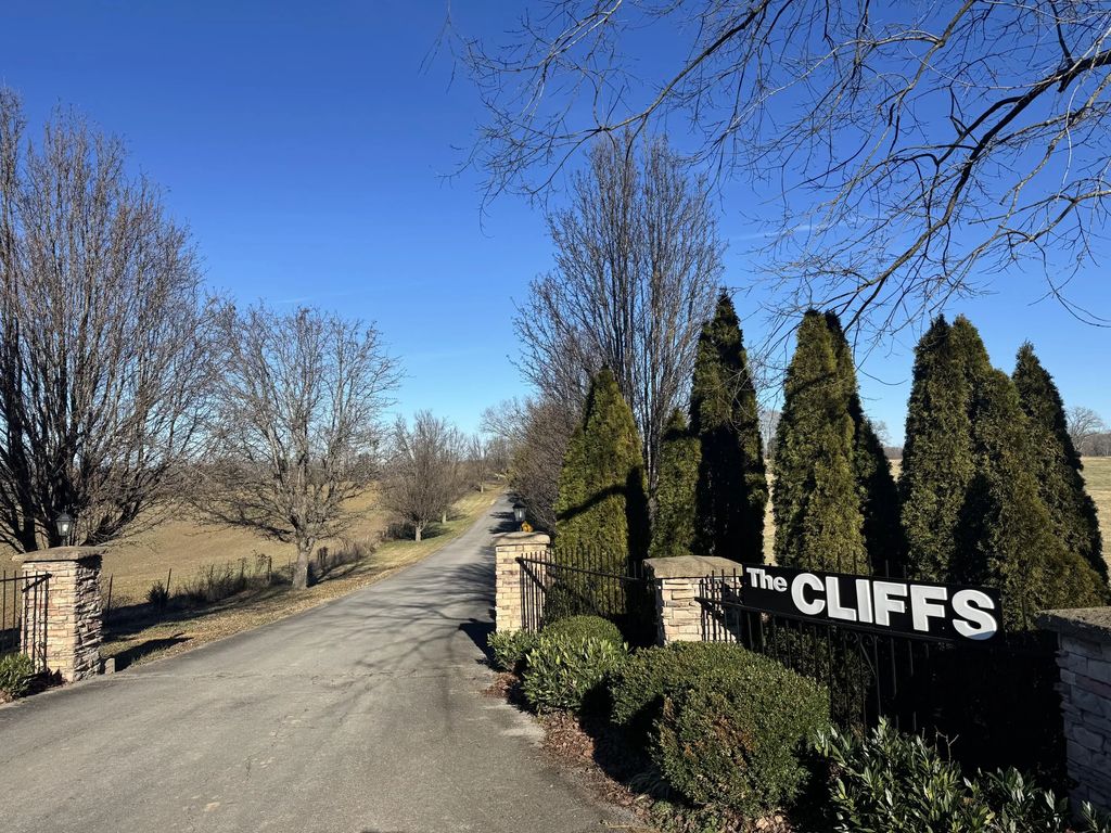 425 Cliffside Drive, Russell Springs