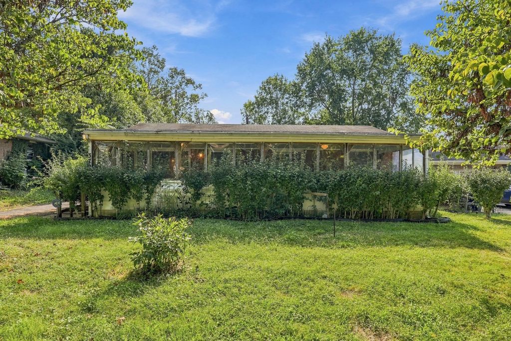 372 Peachtree Road, Lexington