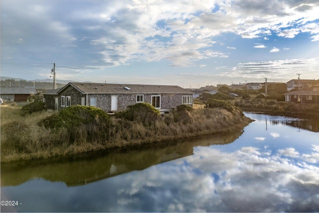 1818 Nw Canal Street, Waldport