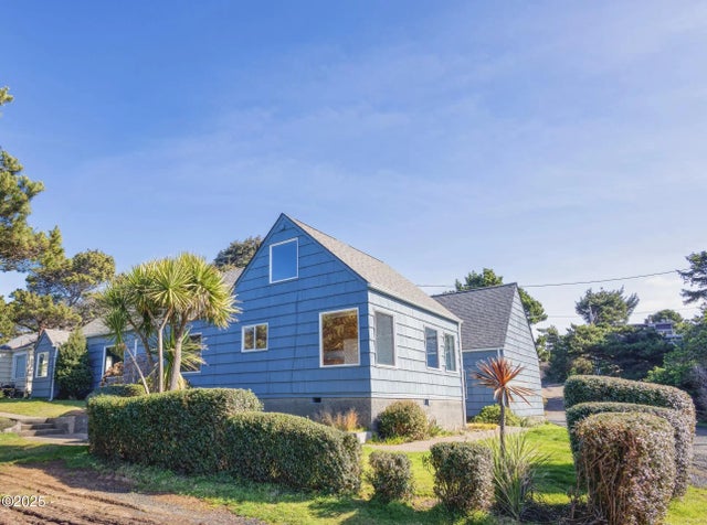 1208 Sw Division Street, Waldport