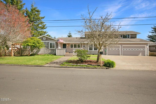 1276 Ne Benton Street, Newport