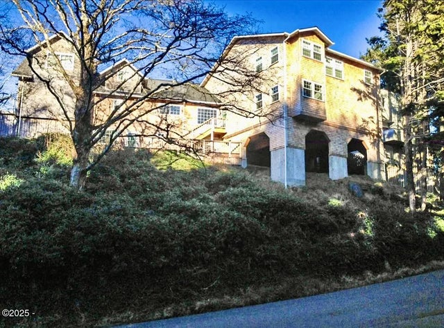 1004 Sw 10th Place, Lincoln City