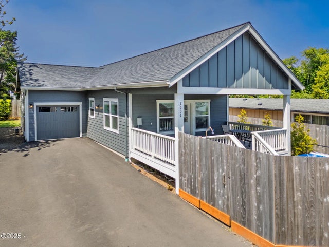 2631 Ne Quay Avenue, Lincoln City