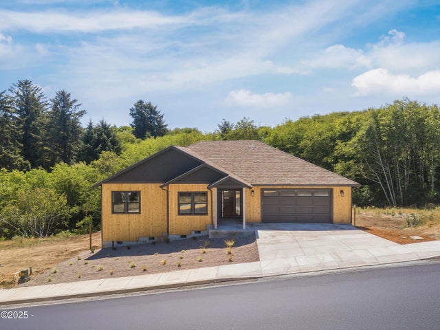 2622 Ne 51st Court, Lincoln City