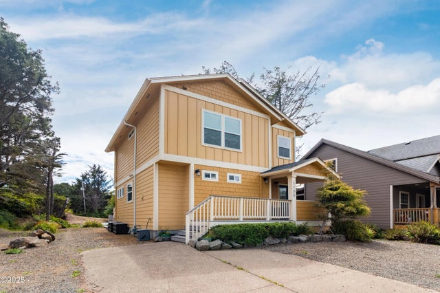 1190 Se 2nd Court, Lincoln City