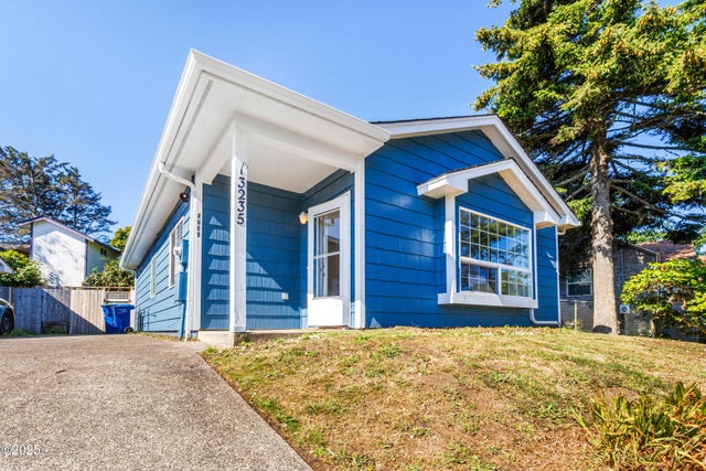 3235 Nw Quay Drive, Lincoln City
