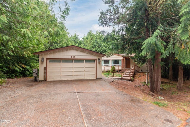 125 School House Loop, Lincoln City