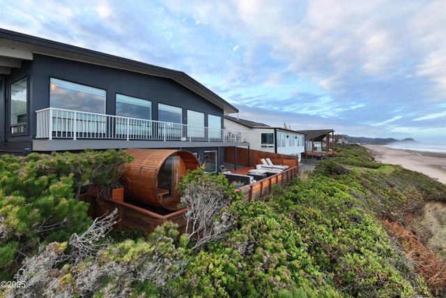 5455 El Mundo Avenue, Lincoln City
