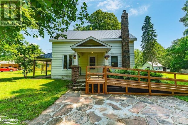 1070 East Road, Minden