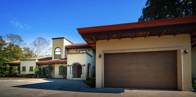 Luxurious Single Mountain Home, Prestigious Area, Heredia