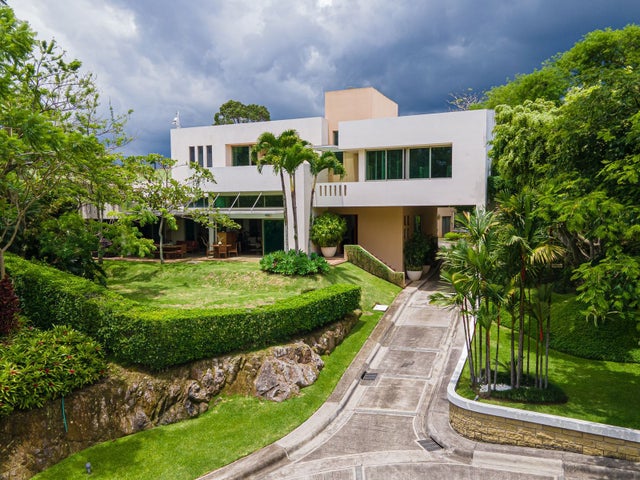 Modern House With Unique Finishes, Escazu
