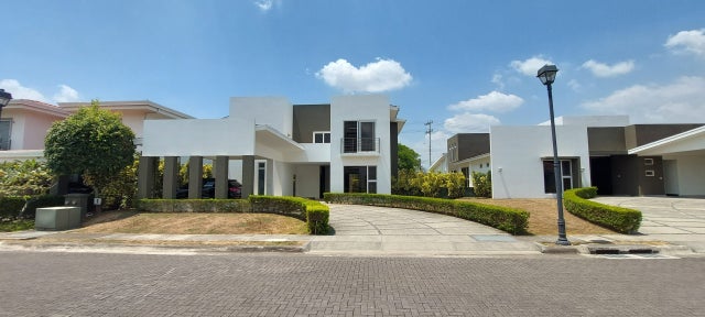 Beautiful New Contemporary House In Exclusive Condominium, Santa Ana