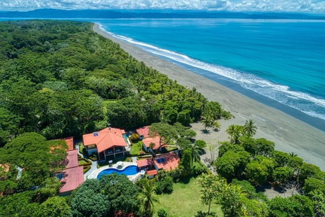 Sustainable Ocean Front Beach Resort, Golfito
