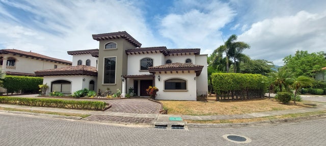 Beautiful Colonial House With Large Gardens In Lindora For Rent, Santa Ana