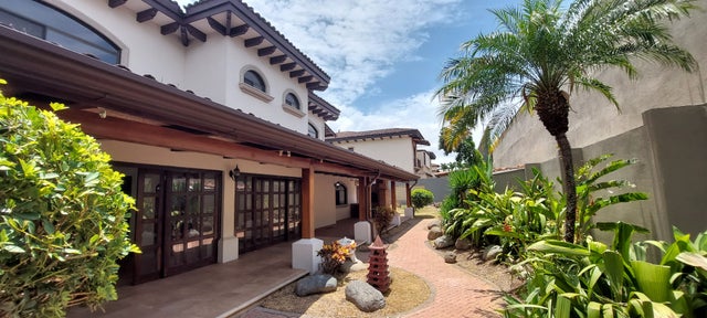 Beautiful Colonial House With Large Gardens In Lindora, Santa Ana